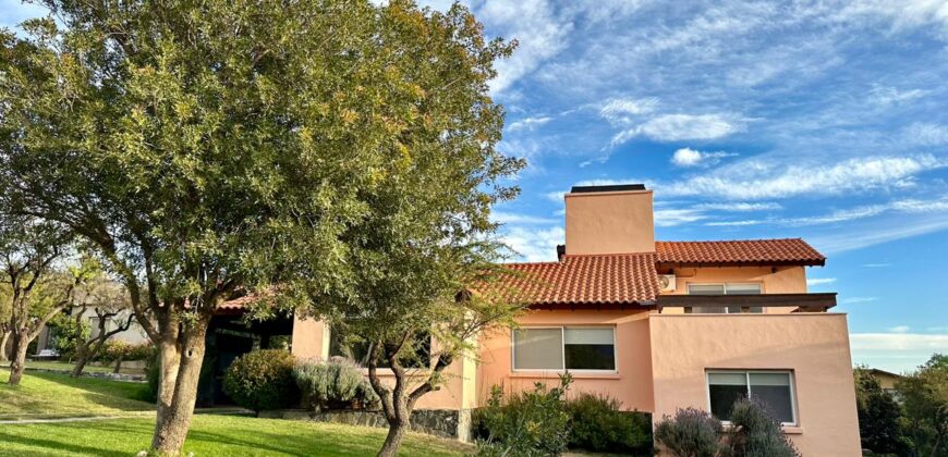 EXCELENTE CASA EN «BARRIO CERRADO CASCADAS»