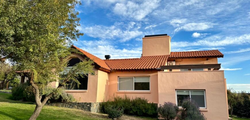 EXCELENTE CASA EN «BARRIO CERRADO CASCADAS»